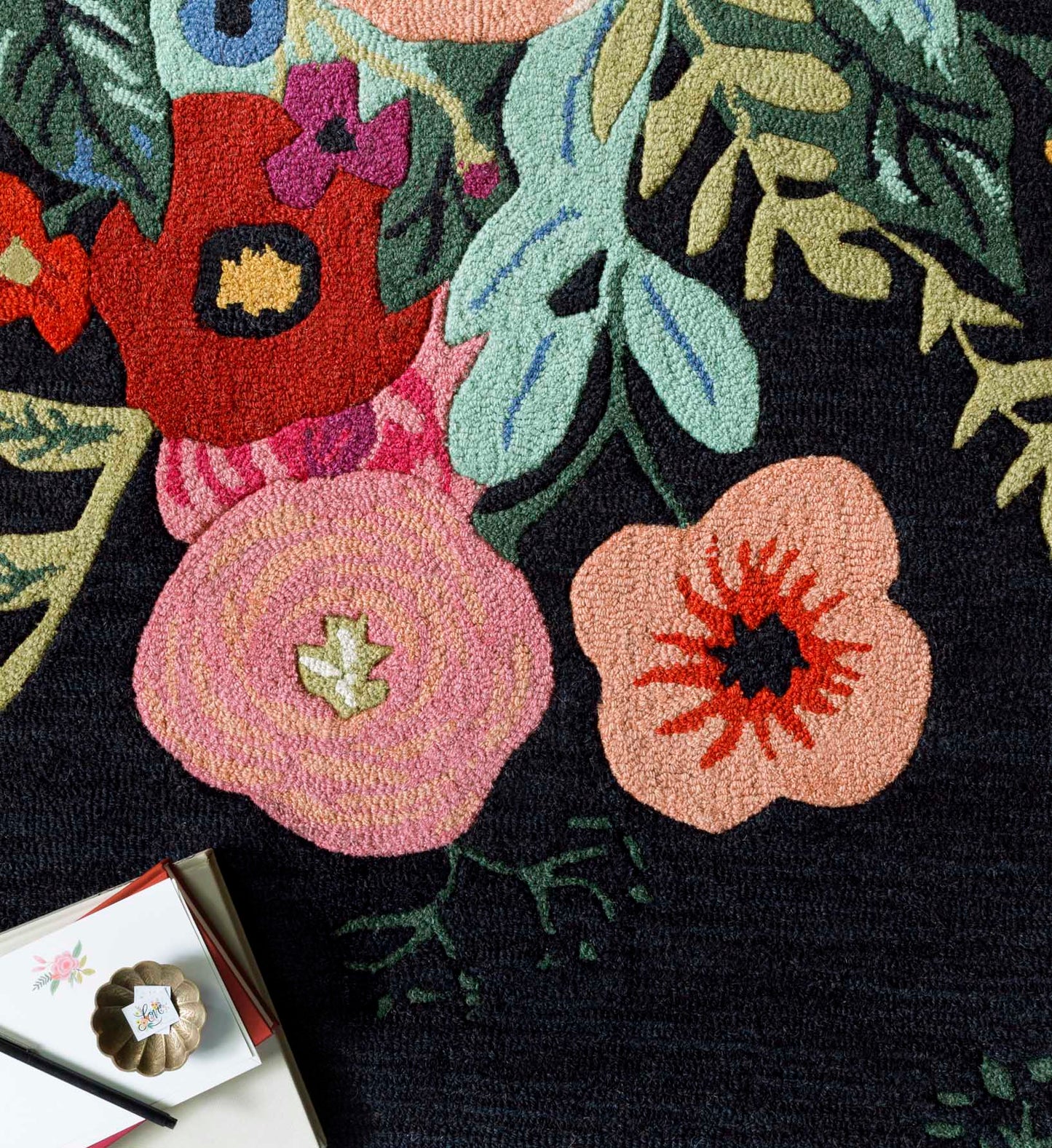 Les Fleurs Juliet Rose Bouquet Wool-Hooked Rug - Black